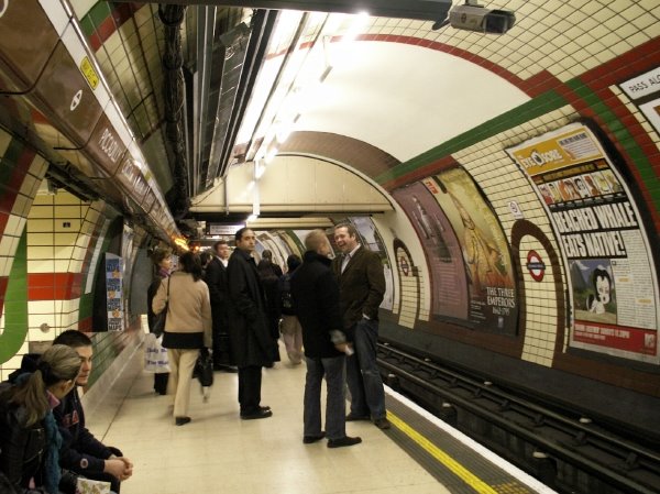 guy_london_tube_platform_06