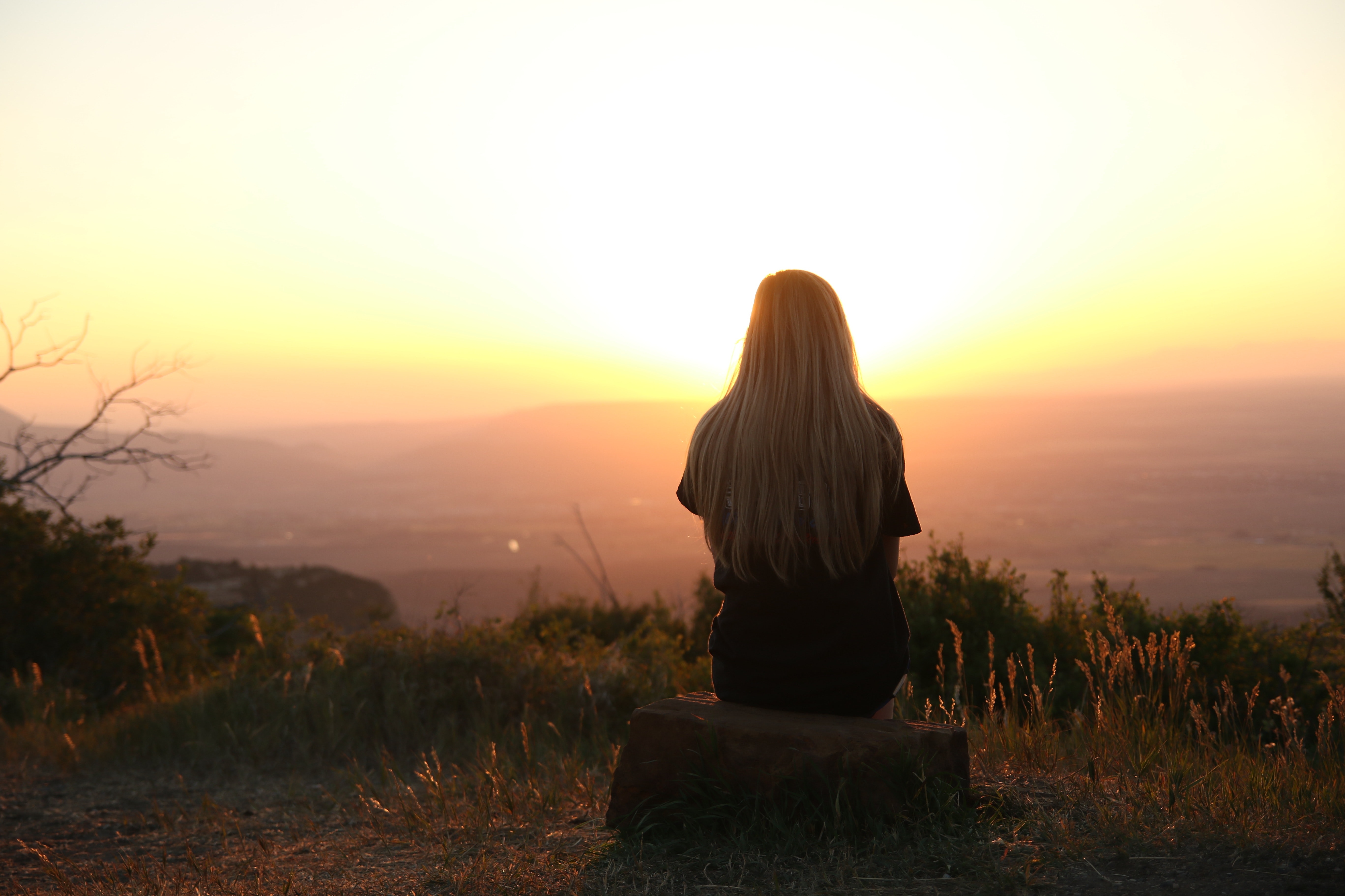 alone-back-view-blonde-247195